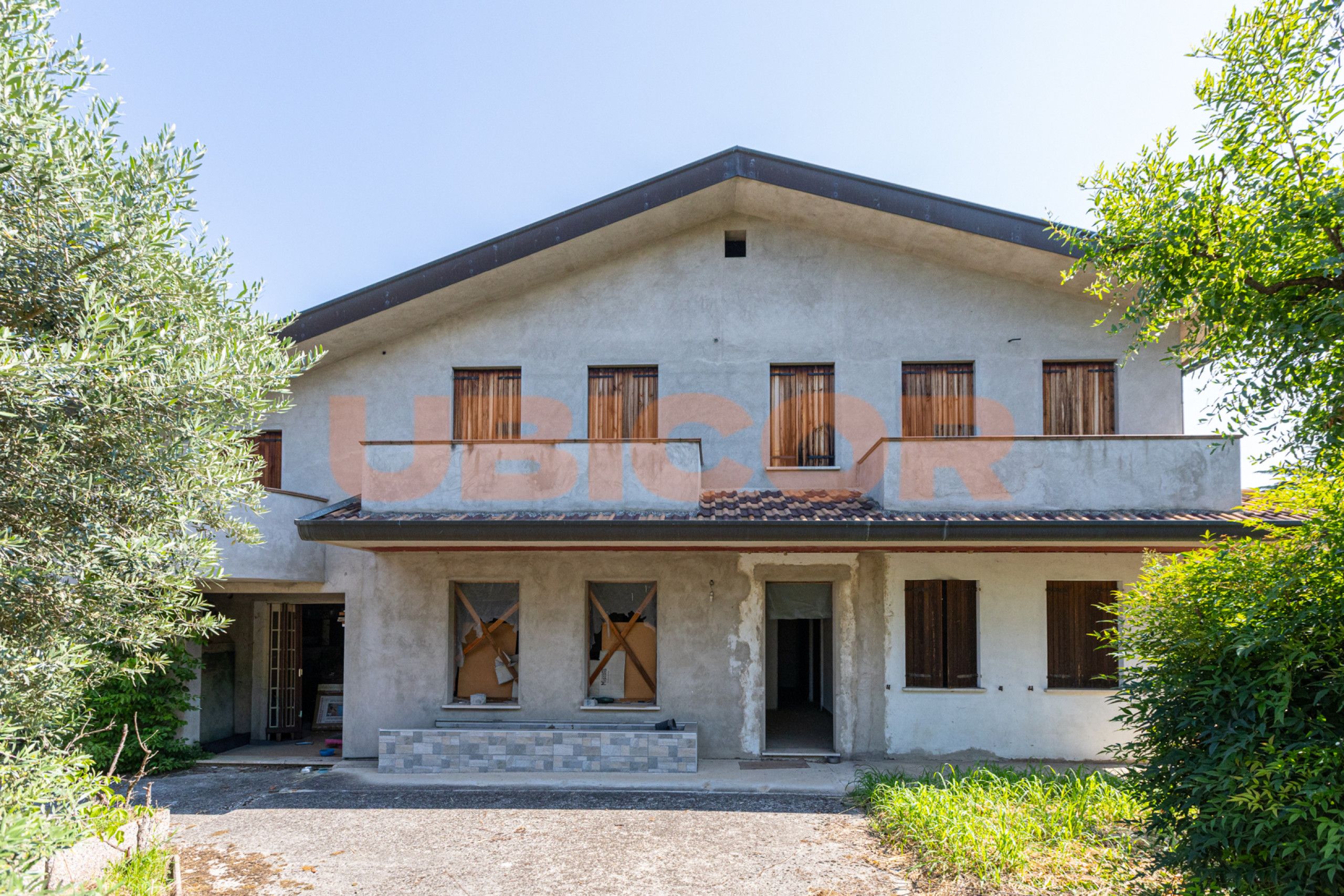 Villa trifamiliare al grezzo in vendita