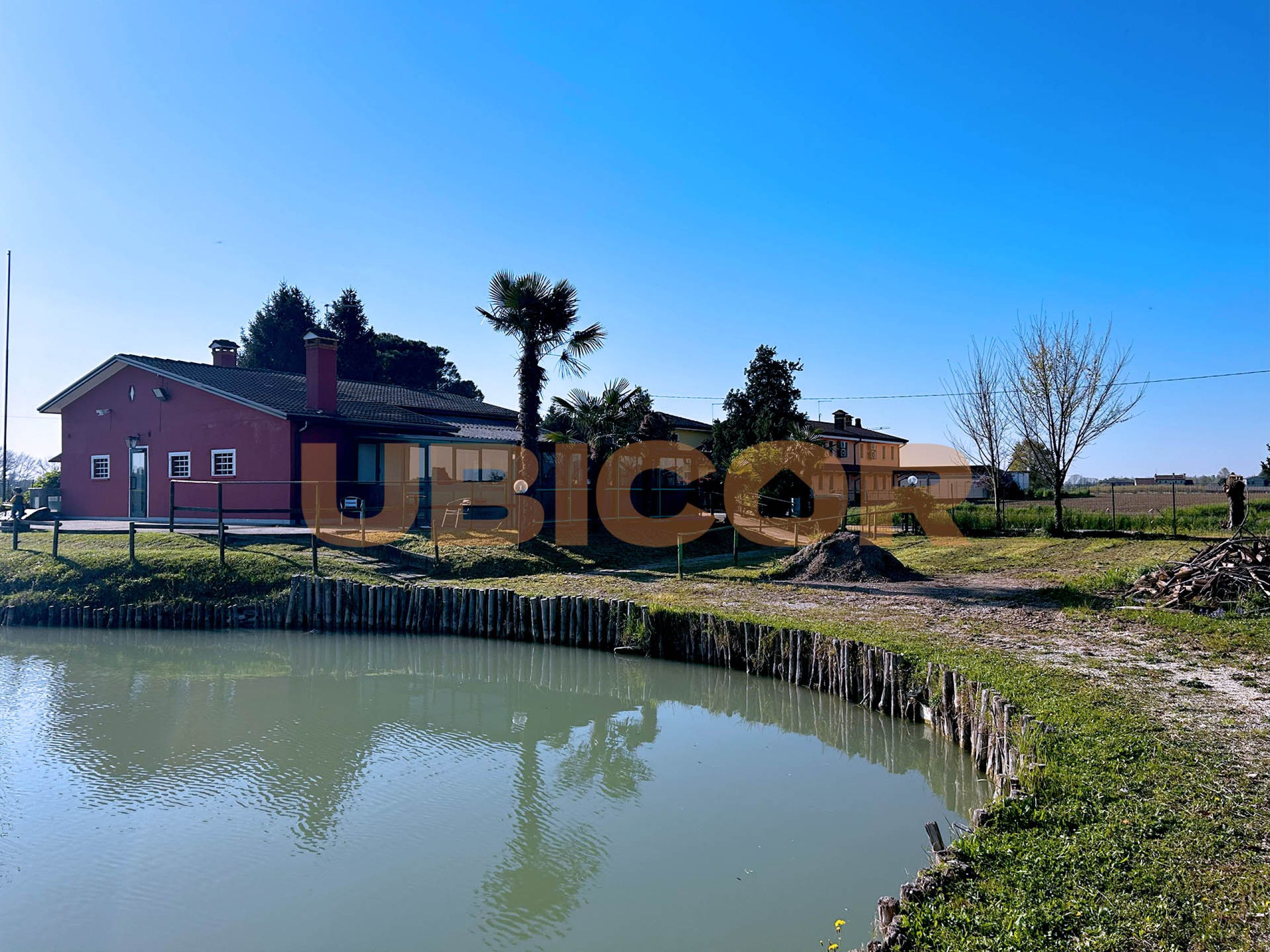 Villetta Singola con Laghetto Privato