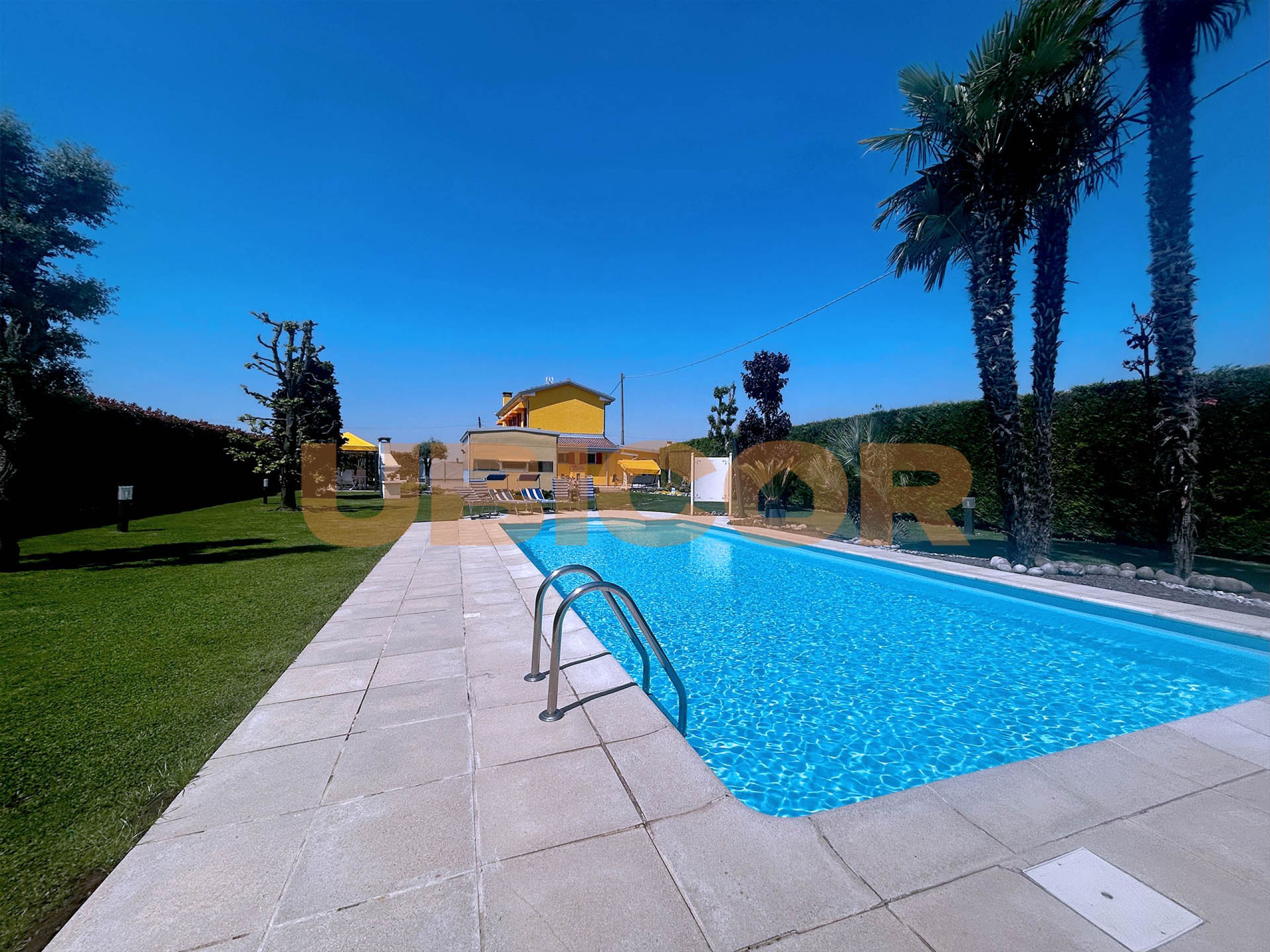 Villa Singola con Piscina in Vendita