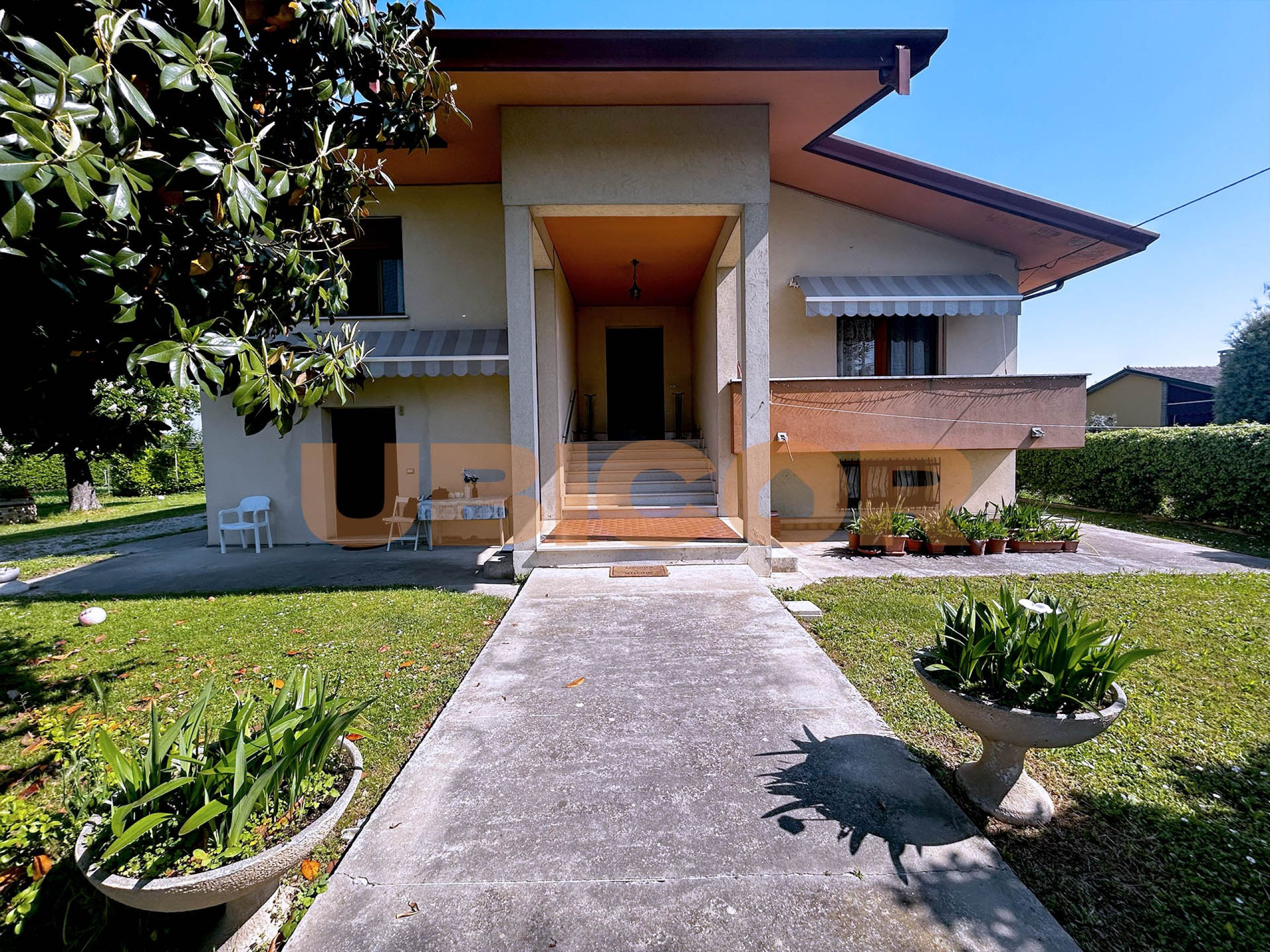 Casa Singola con Terreno e Capannone in Vendita 