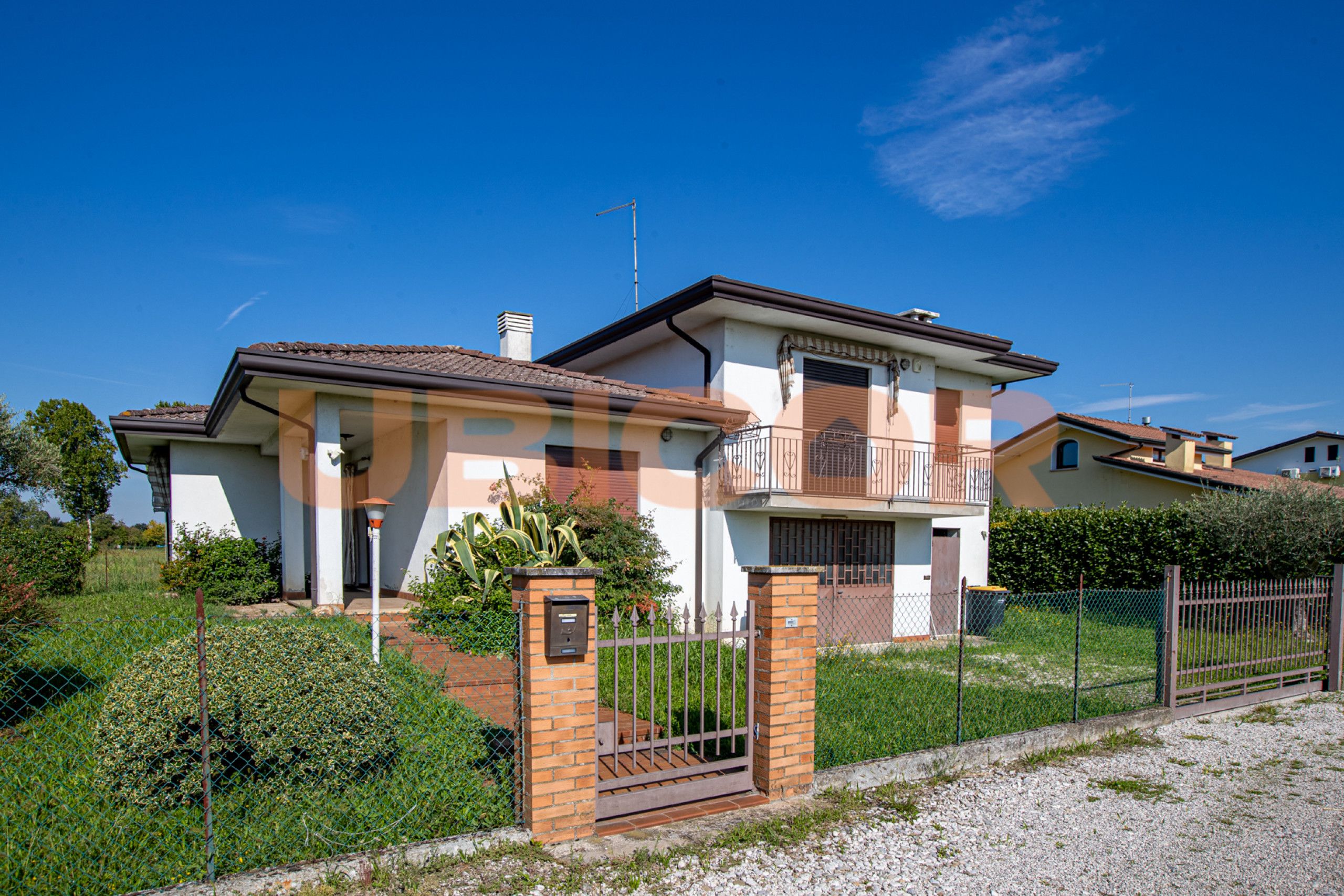 Casa Singola con Giardino in Vendita 