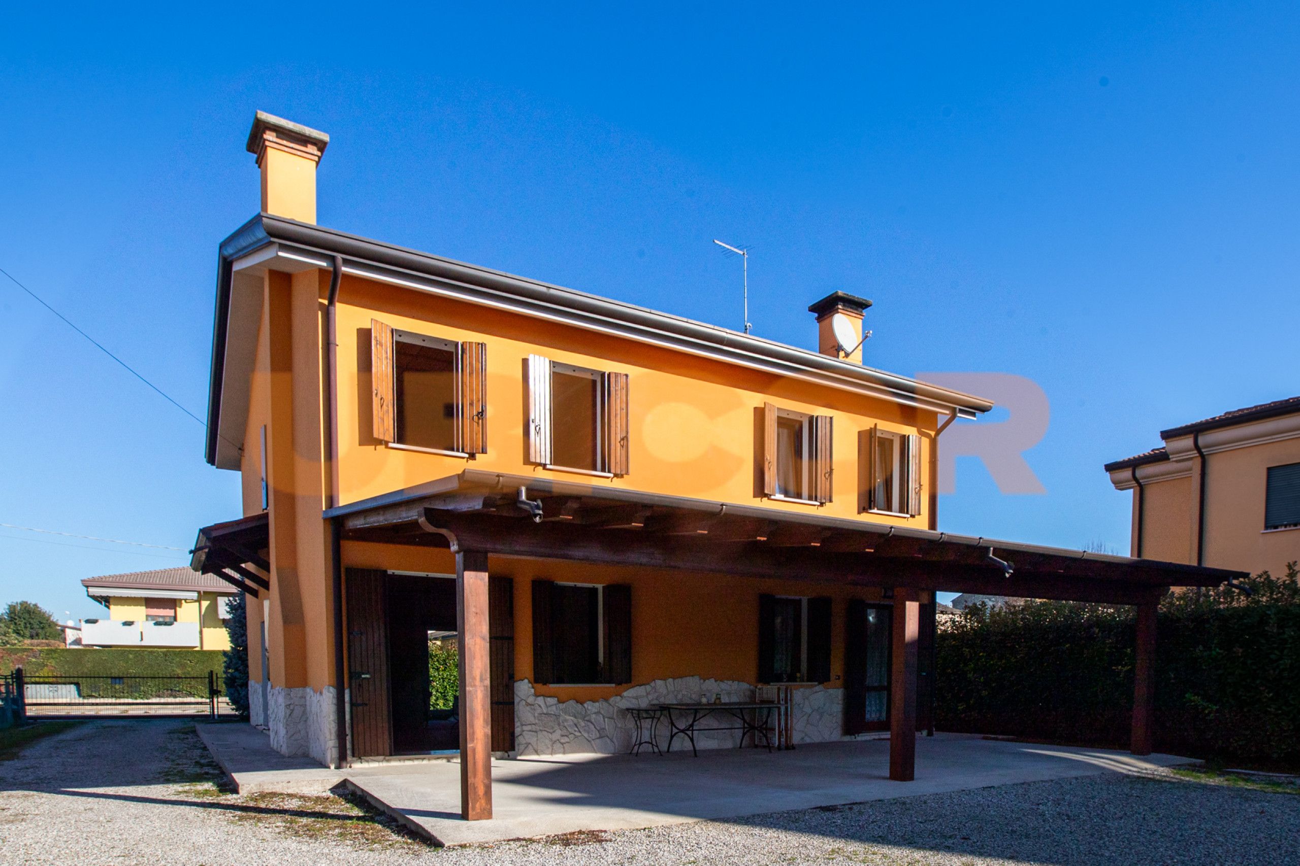 Intera Bifamiliare in Vendita