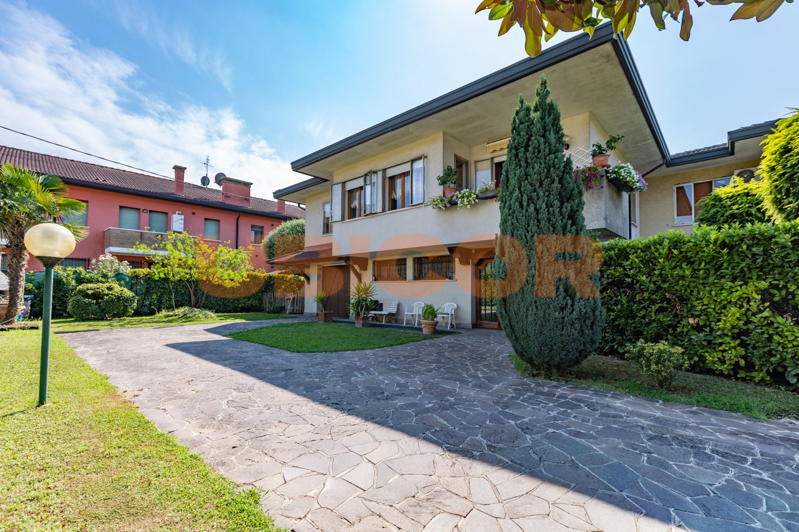 Villa Accostata in Vendita